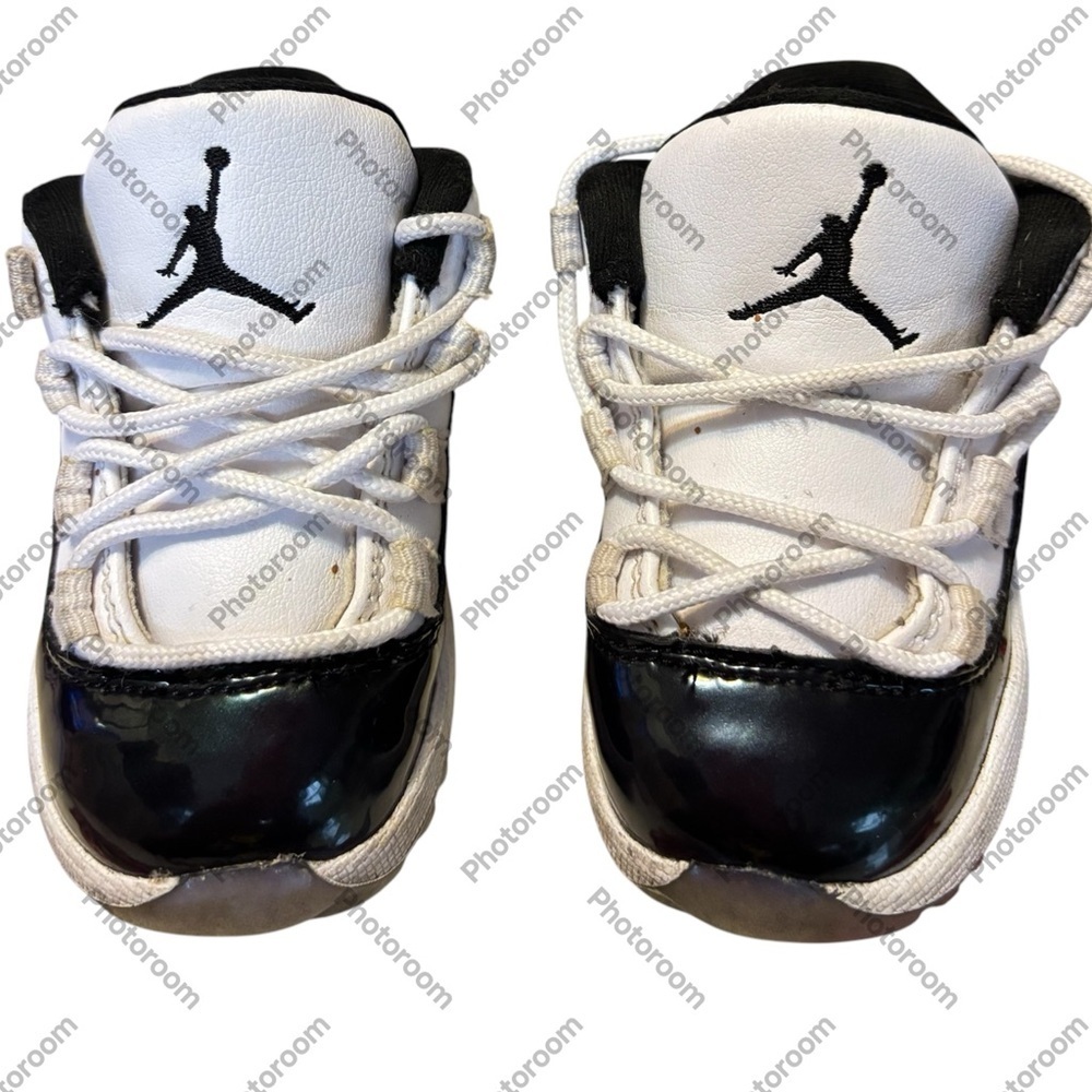 Jordan’s toddler’s AiR Jordan sneakers